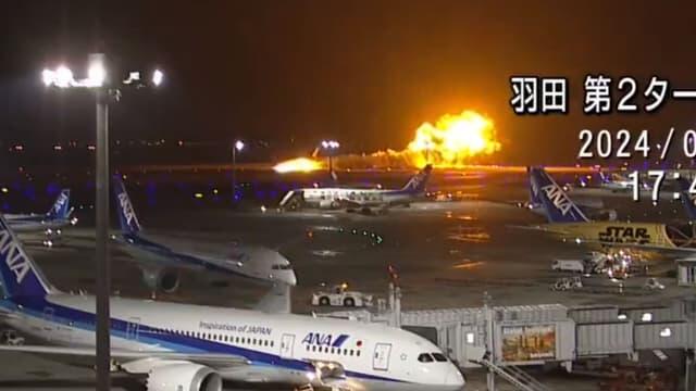 Пассажирский самолет загорелся в аэропорту в Токио