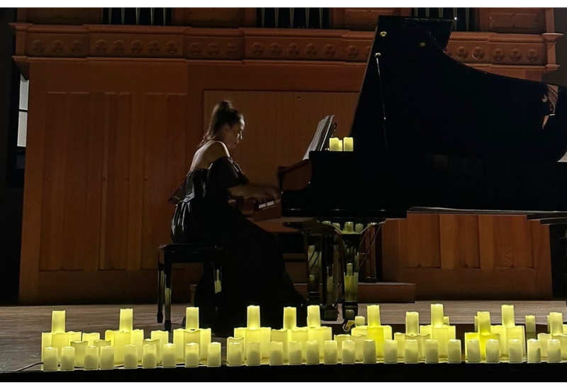 Зимний вечер при сотнях свечей: "Вселенная неоклассики" в Баку