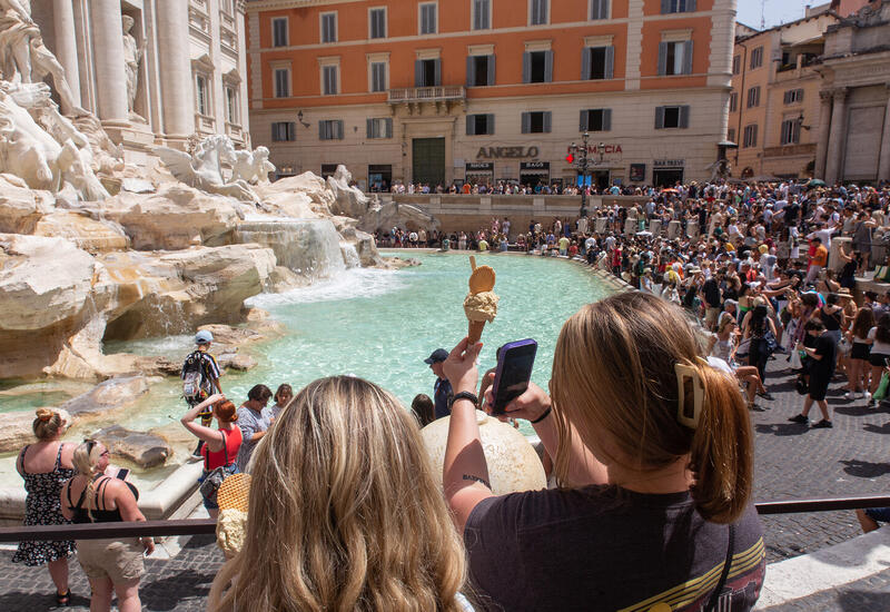 Сколько денег набросали туристы в фонтан в Риме?