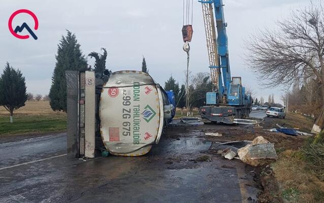 Azərbaycanda yanacaqdaşıyan maşın aşdı, 40 ton benzin yola dağıldı