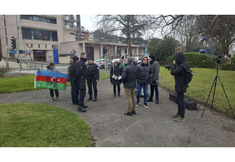 Азербайджанцы провели акцию протеста у памятника Натаван во Франции