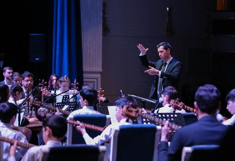 Около четырех тысяч музыкантов