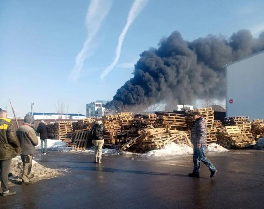 Сильный пожар на заводе в России