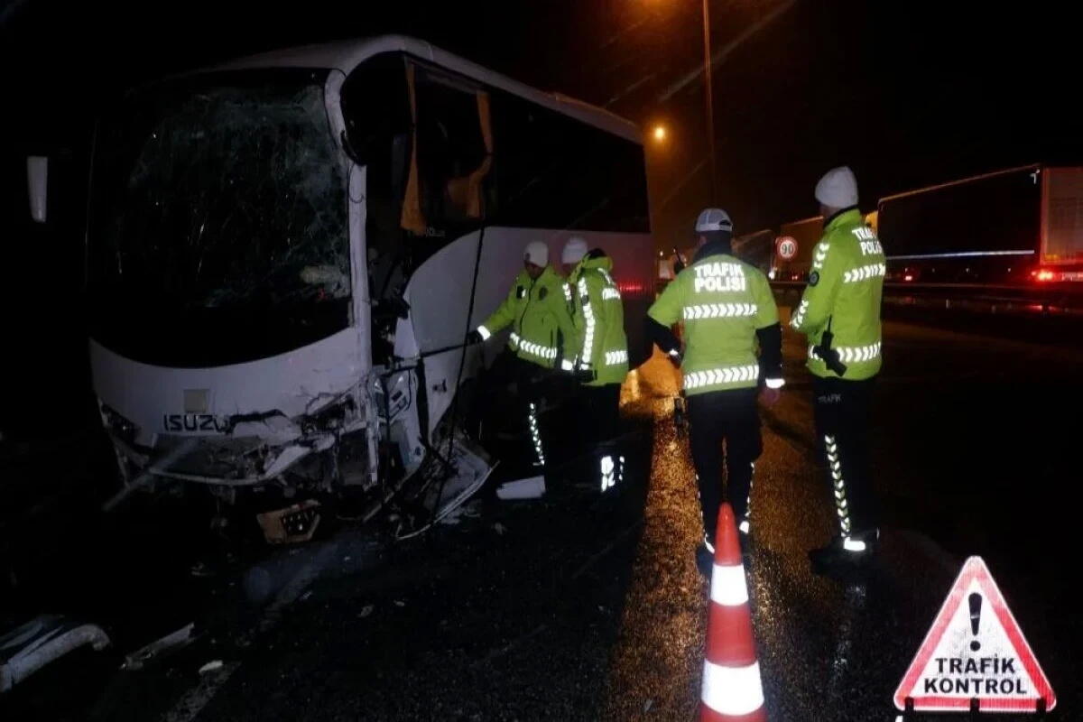 В Турции автобус столкнулся с полицейской машиной, пострадали 11 человек