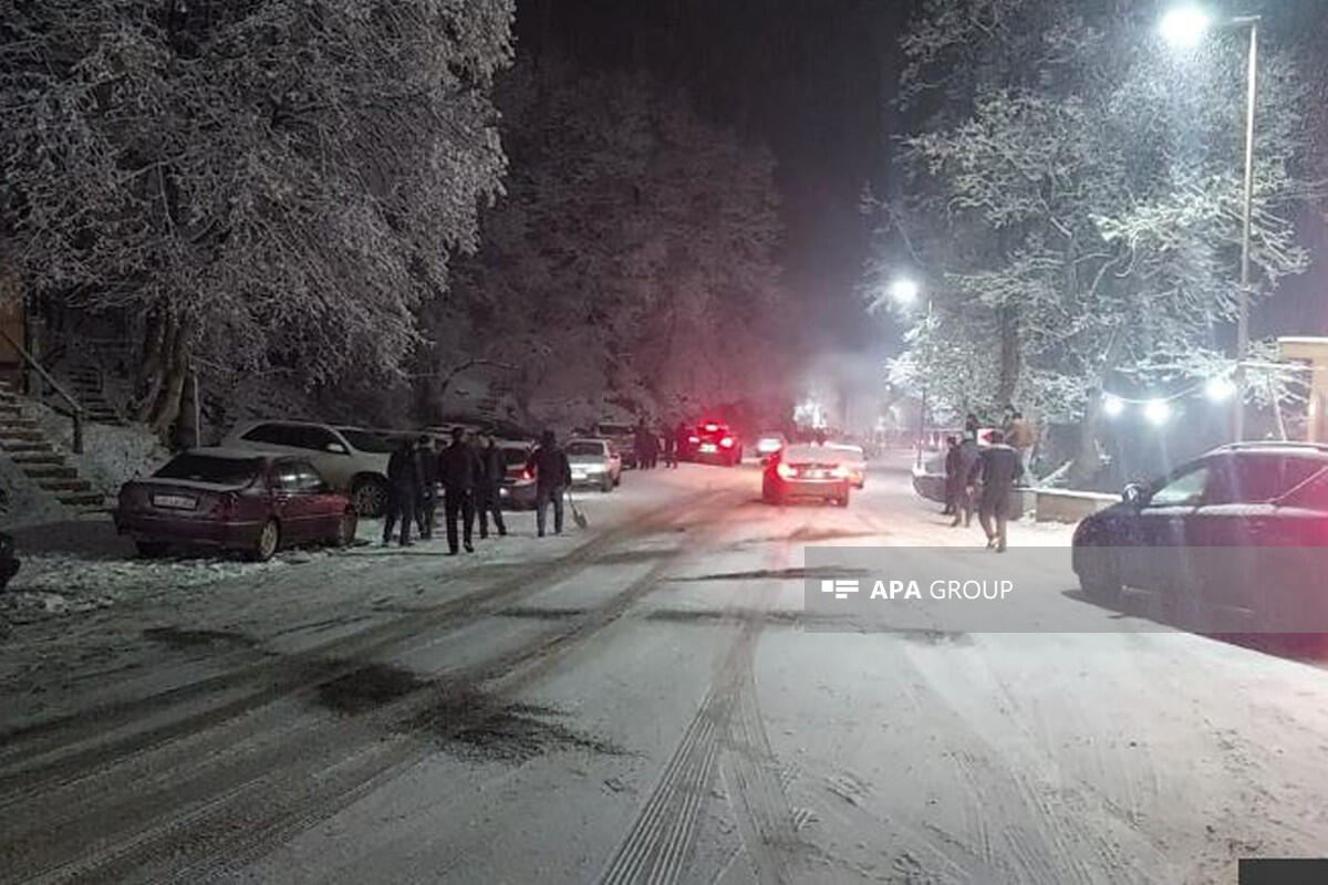 Дорога Гейгель-Кяльбаджар покрылась льдом, движение автомобилей затруднено  - ФОТО