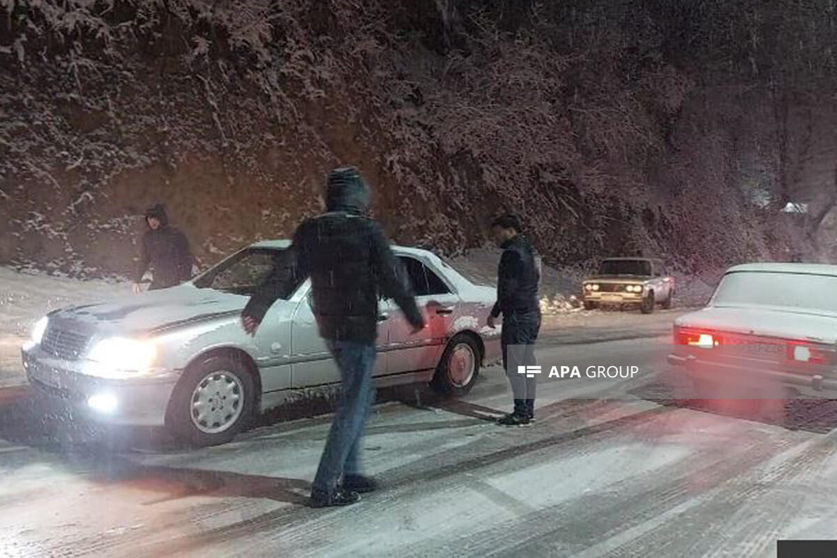 Дорога Гейгель-Кяльбаджар покрылась льдом, движение автомобилей затруднено  - ФОТО