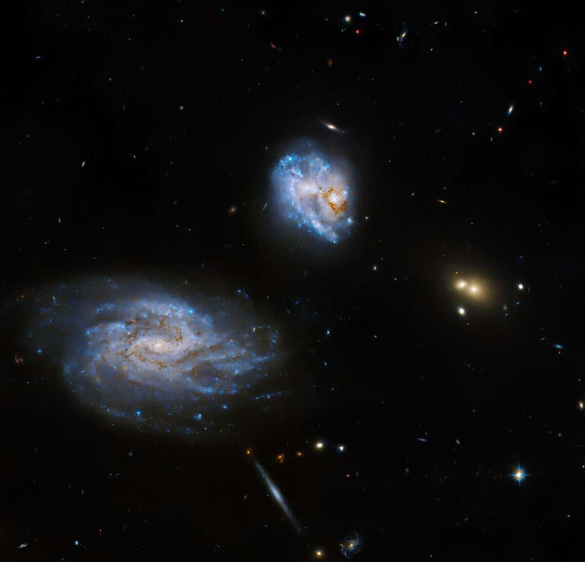 «Хаббл» запечатлел две взаимодействующие спиральные галактики