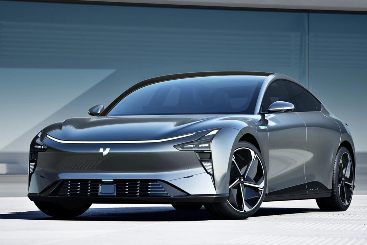 В Китае на рынок выйдет автомобиль с рулем, усеченным до половины