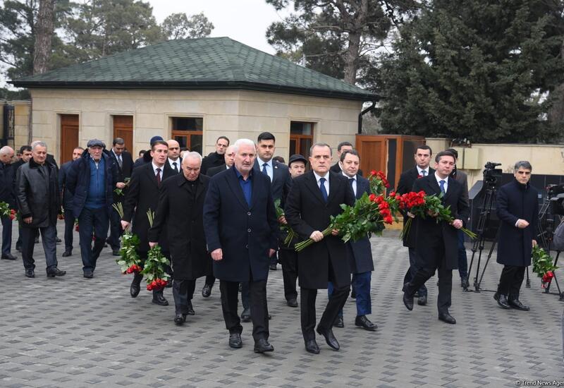 Джейхун Байрамов посетил могилу шехида Орхана Аскерова, погибшего в Иране