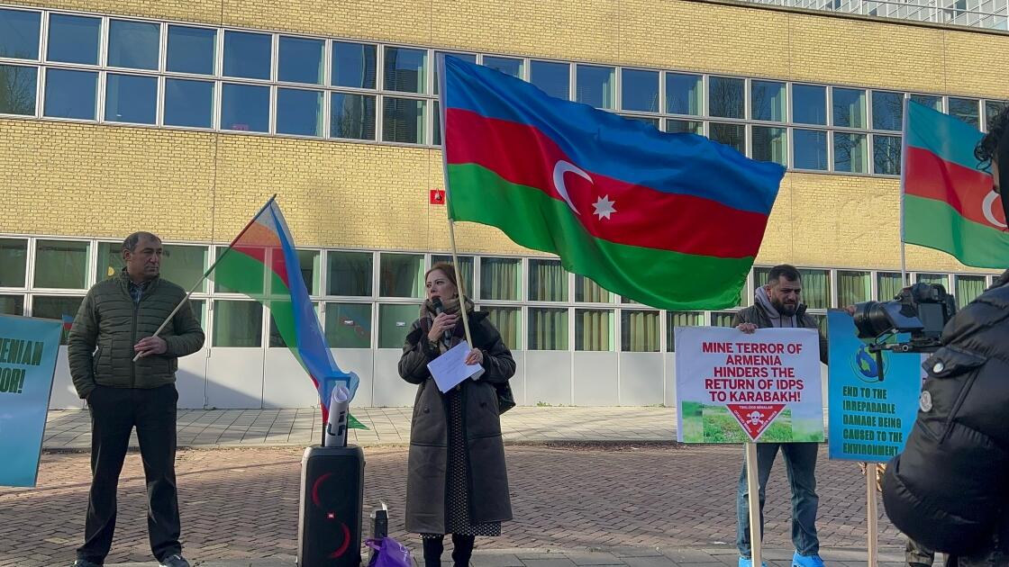 Акция протеста азербайджанской диаспоры перед посольством Армении в Гааге
