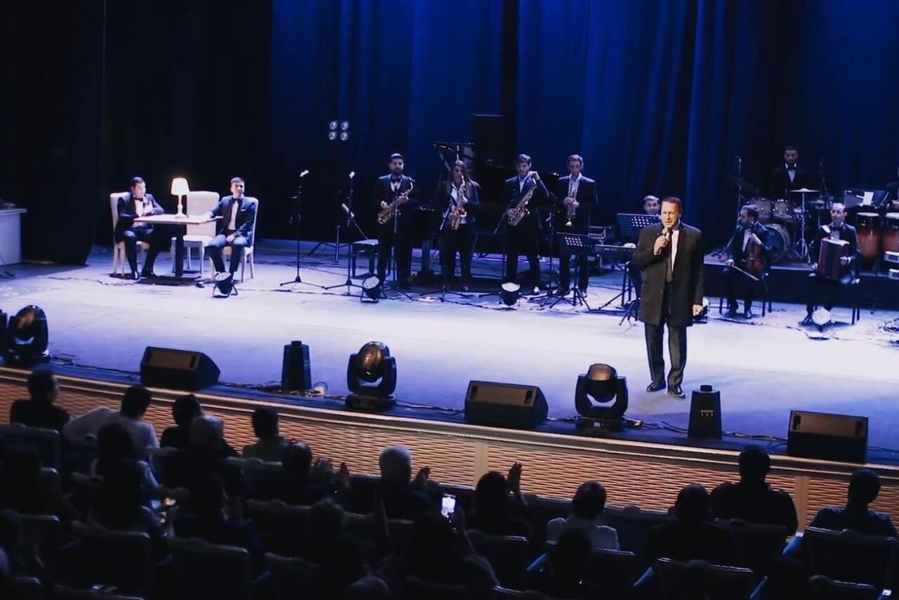 Маэстро эстрады Мубариз Тагиев отметил день рождения первым соло-концертом в Гяндже