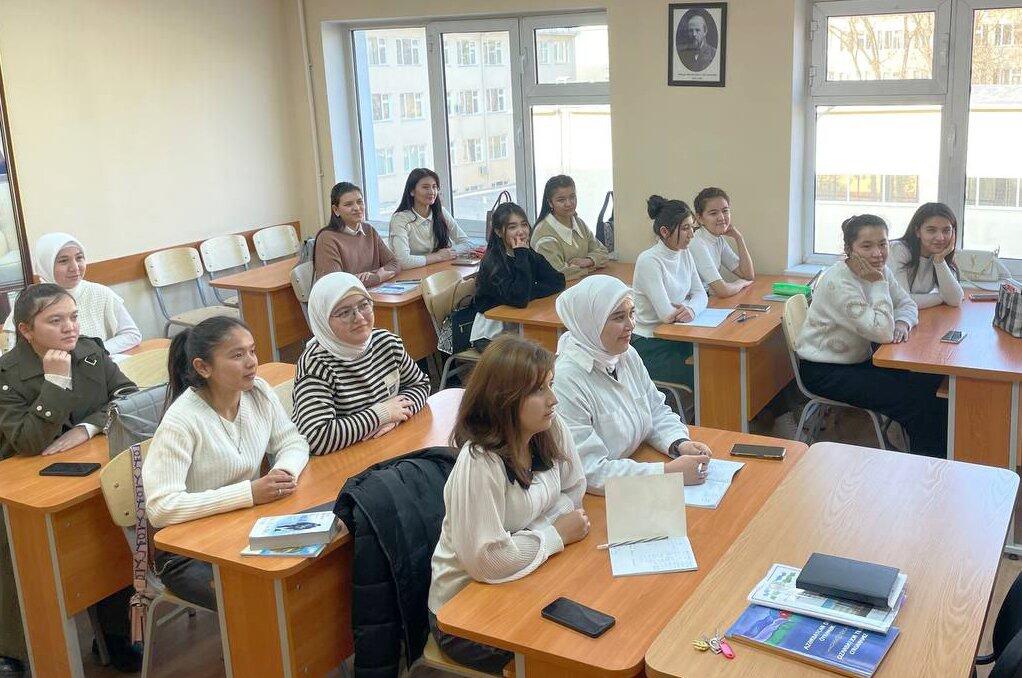 В университетах Узбекистана началось преподавание азербайджанского языка