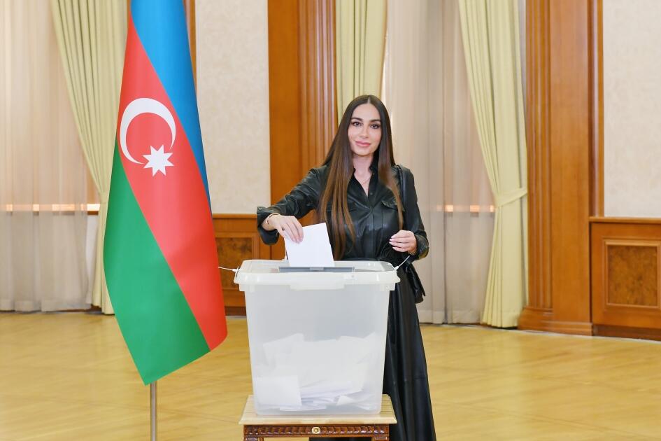 Президент Ильхам Алиев, Первая леди Мехрибан Алиева и члены их семьи проголосовали в Ханкенди