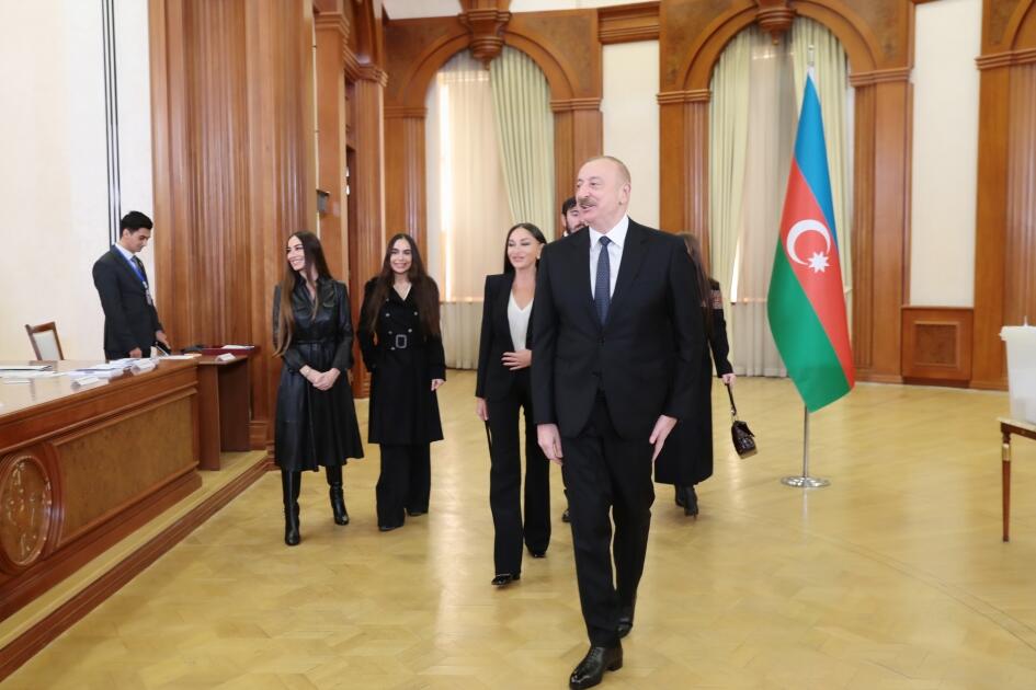 Президент Ильхам Алиев, Первая леди Мехрибан Алиева и члены их семьи проголосовали в Ханкенди