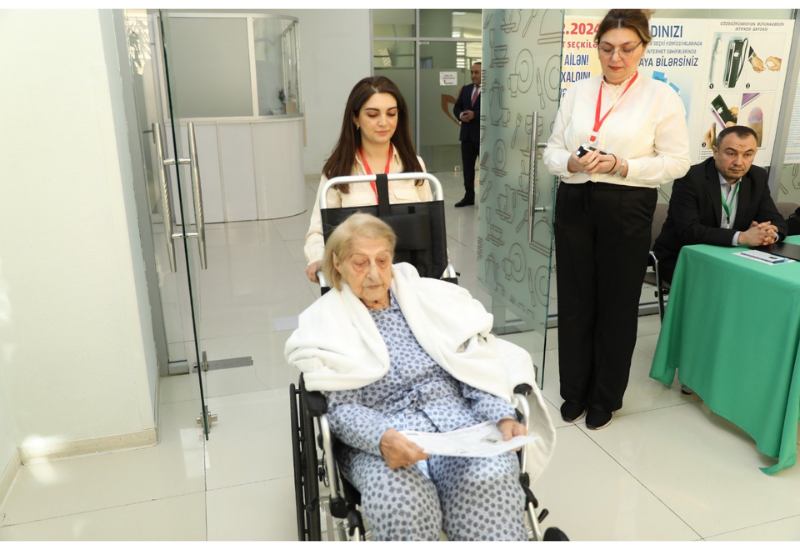 Одна из старейших избирательниц Фатма Саттарова проголосовала на президентских выборах в Азербайджане