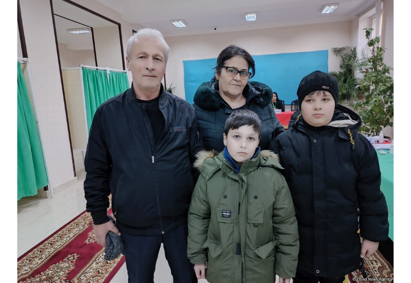 На внеочередных президентских выборах в Азербайджане голосуют семьями