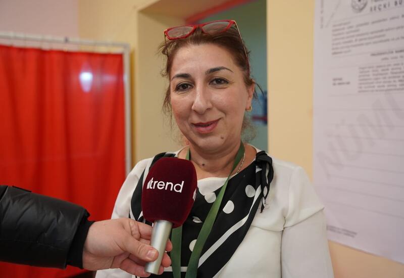 На президентских выборах в Азербайджане в избирательном округе №30 проголосовал самый молодой избиратель