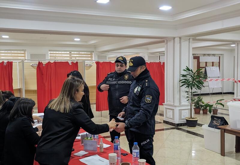 Сотрудники полиции активно принимают участие в голосовании на внеочередных президентских выборах в Азербайджане