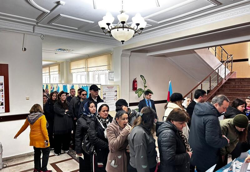 Внеочередные президентские выборы в Азербайджане: наплыв избирателей на участках