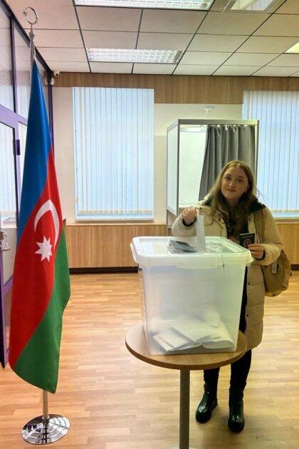 В процессе голосования в посольстве Азербайджана в Эстонии молодежь выделяется особой активностью