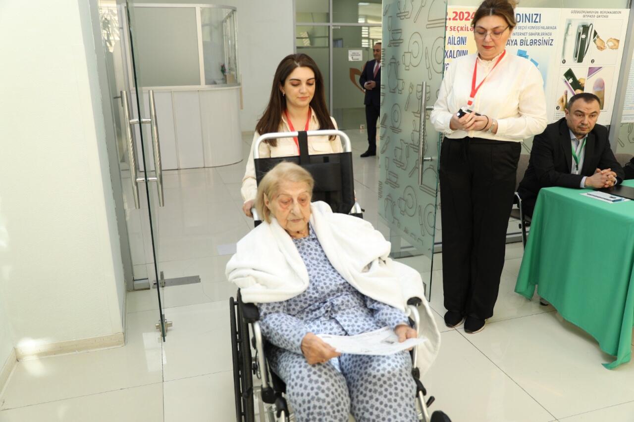 Одна из старейших избирательниц Фатма Саттарова проголосовала на президентских выборах в Азербайджане