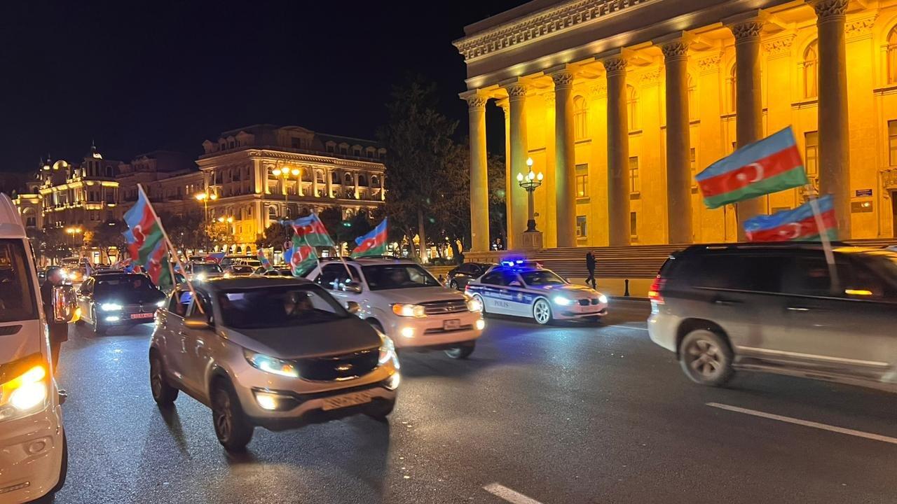 Праздничное шествие автомобилей в Баку в связи с победой Ильхама Алиева на президентских выборах