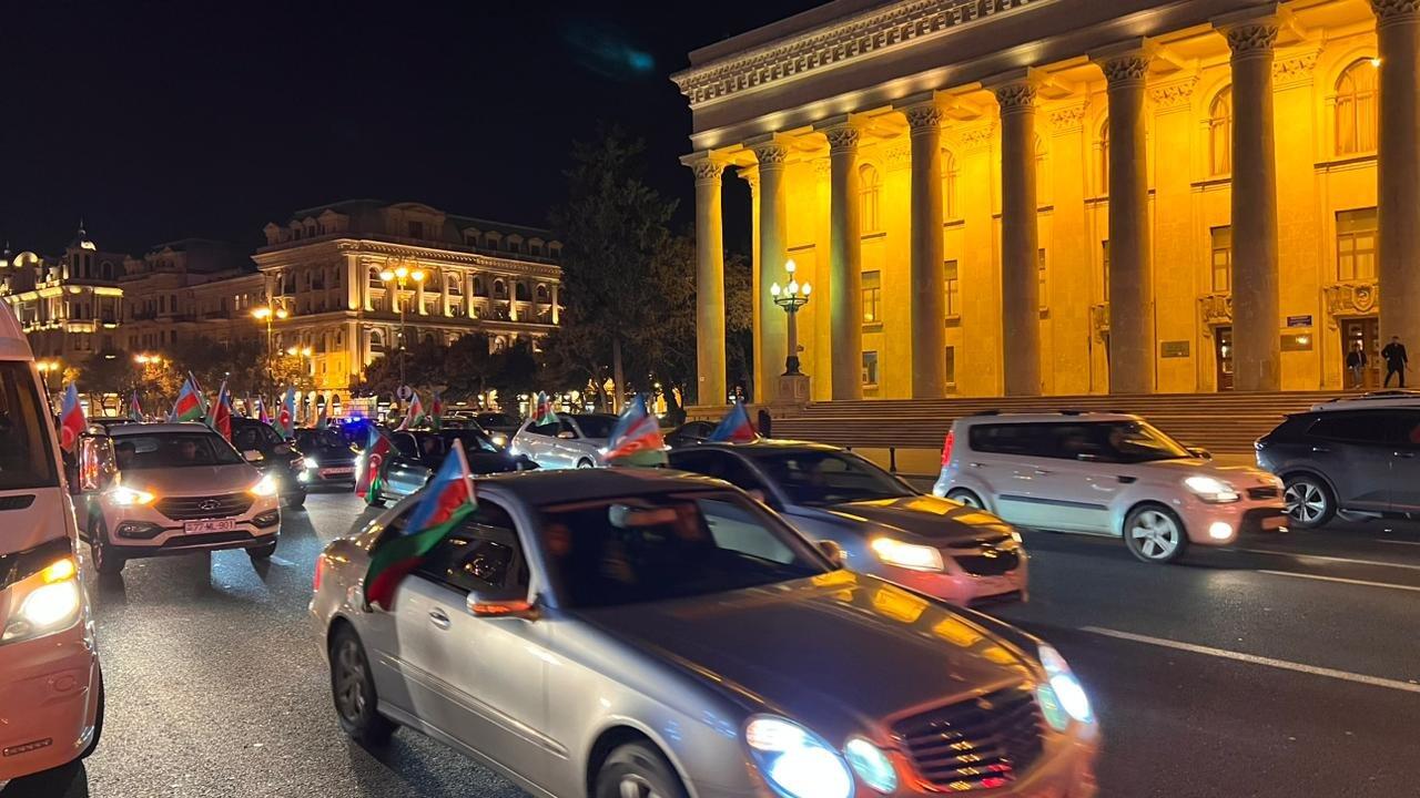 Праздничное шествие автомобилей в Баку в связи с победой Ильхама Алиева на президентских выборах