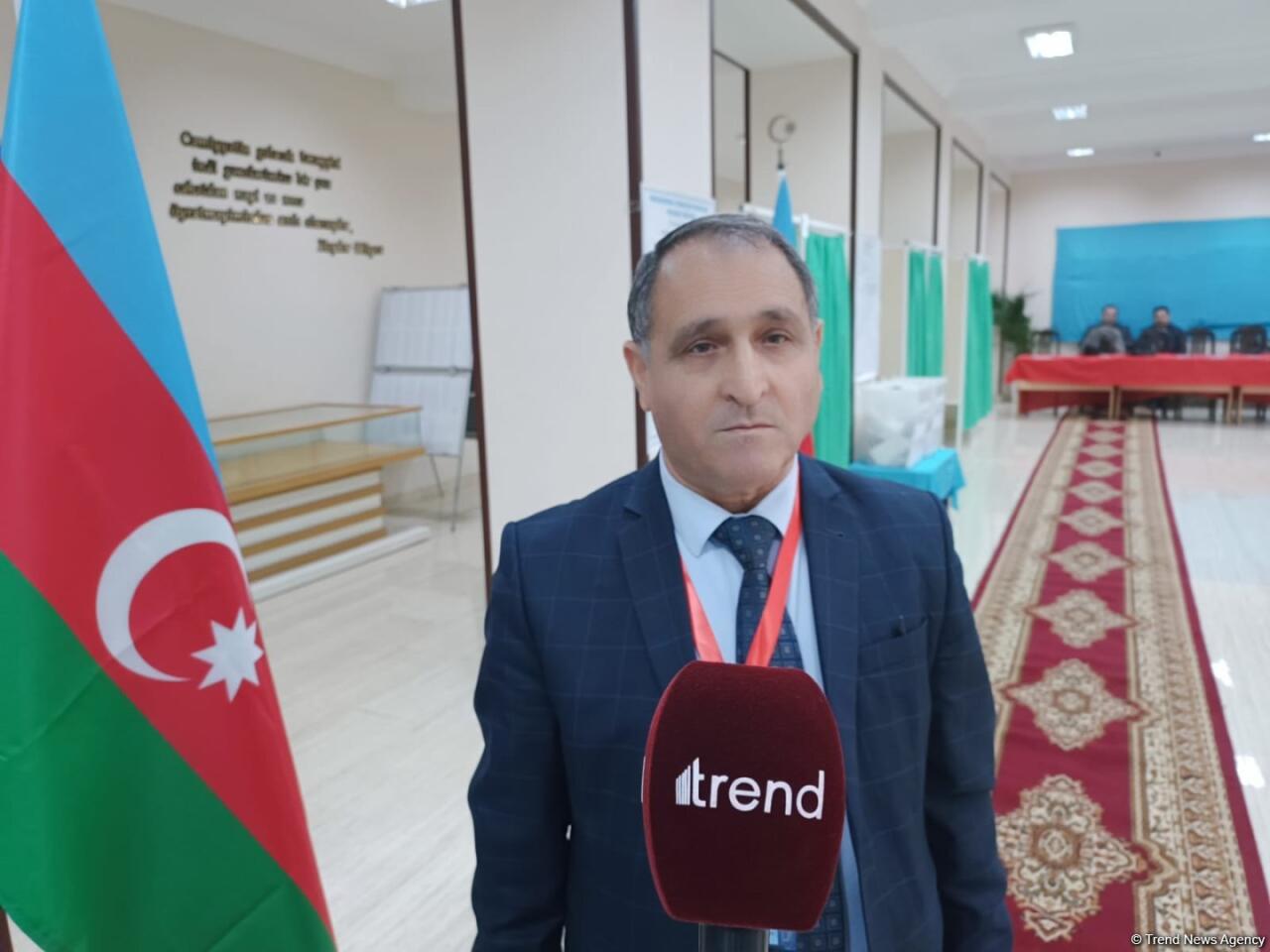Избиратели в Азербайджане продолжают активно участвовать в президентских выборах