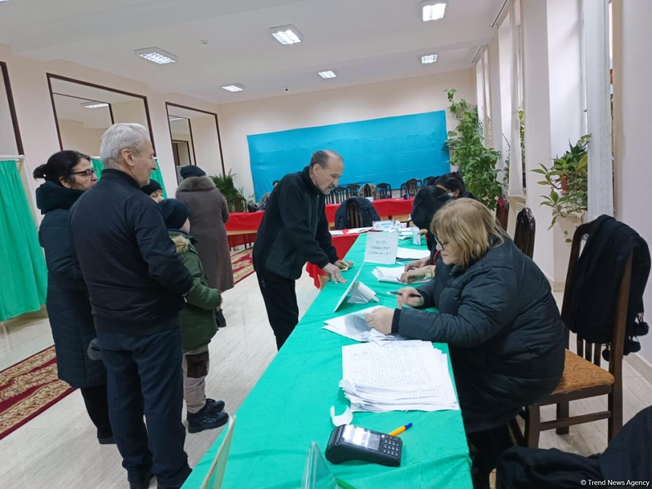 На внеочередных президентских выборах в Азербайджане голосуют семьями