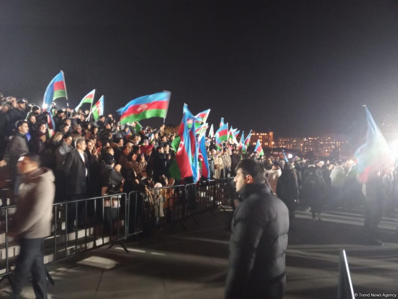 В парке Центра Гейдара Алиева в Баку празднуют победу Ильхама Алиева на президентских выборах