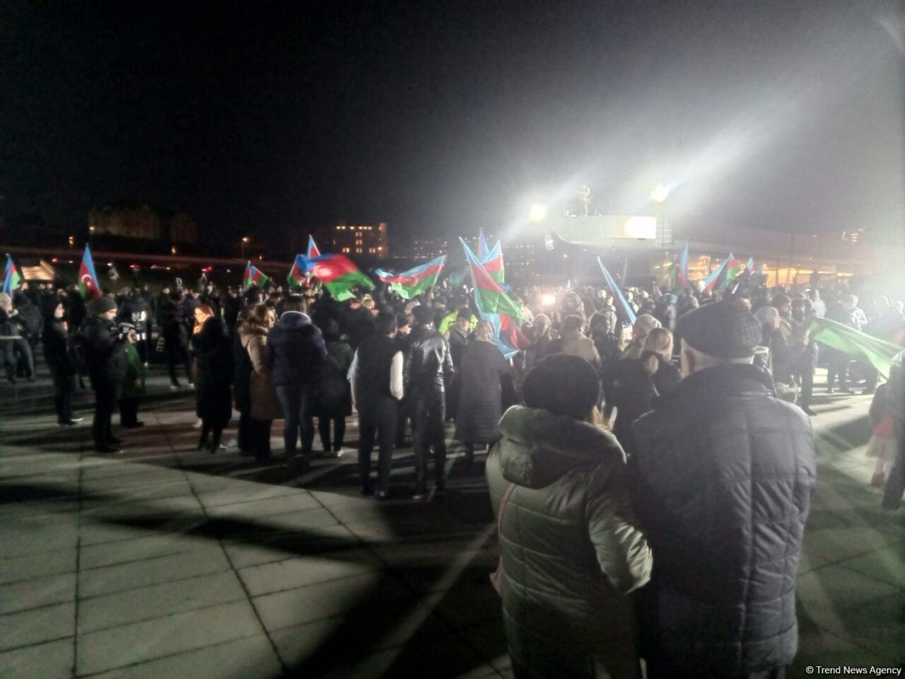 В парке Центра Гейдара Алиева в Баку празднуют победу Ильхама Алиева на президентских выборах