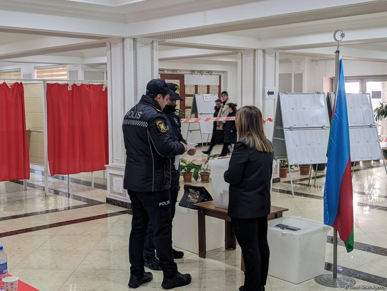 Сотрудники полиции активно принимают участие в голосовании на внеочередных президентских выборах в Азербайджане