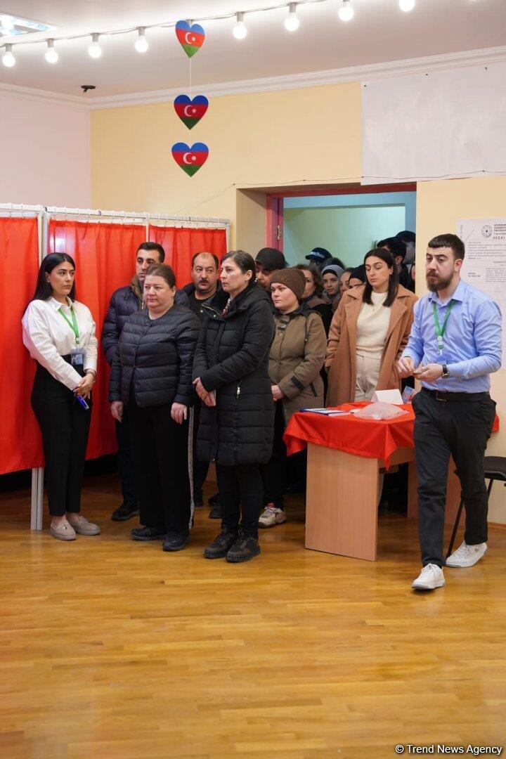 Внеочередные президентские выборы в Азербайджане: наплыв избирателей на участках