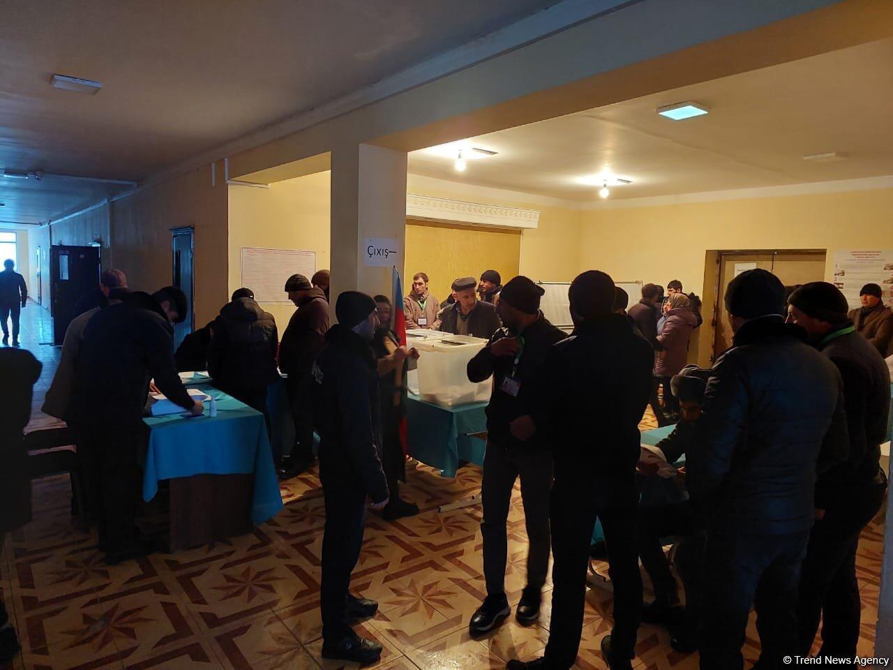 В селе Хыналыг Губинского района наблюдается активная явка избирателей