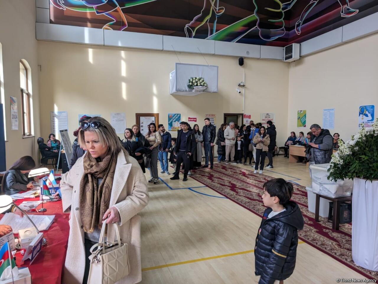Активность избирателей на президентских выборах в Азербайджане не снижается