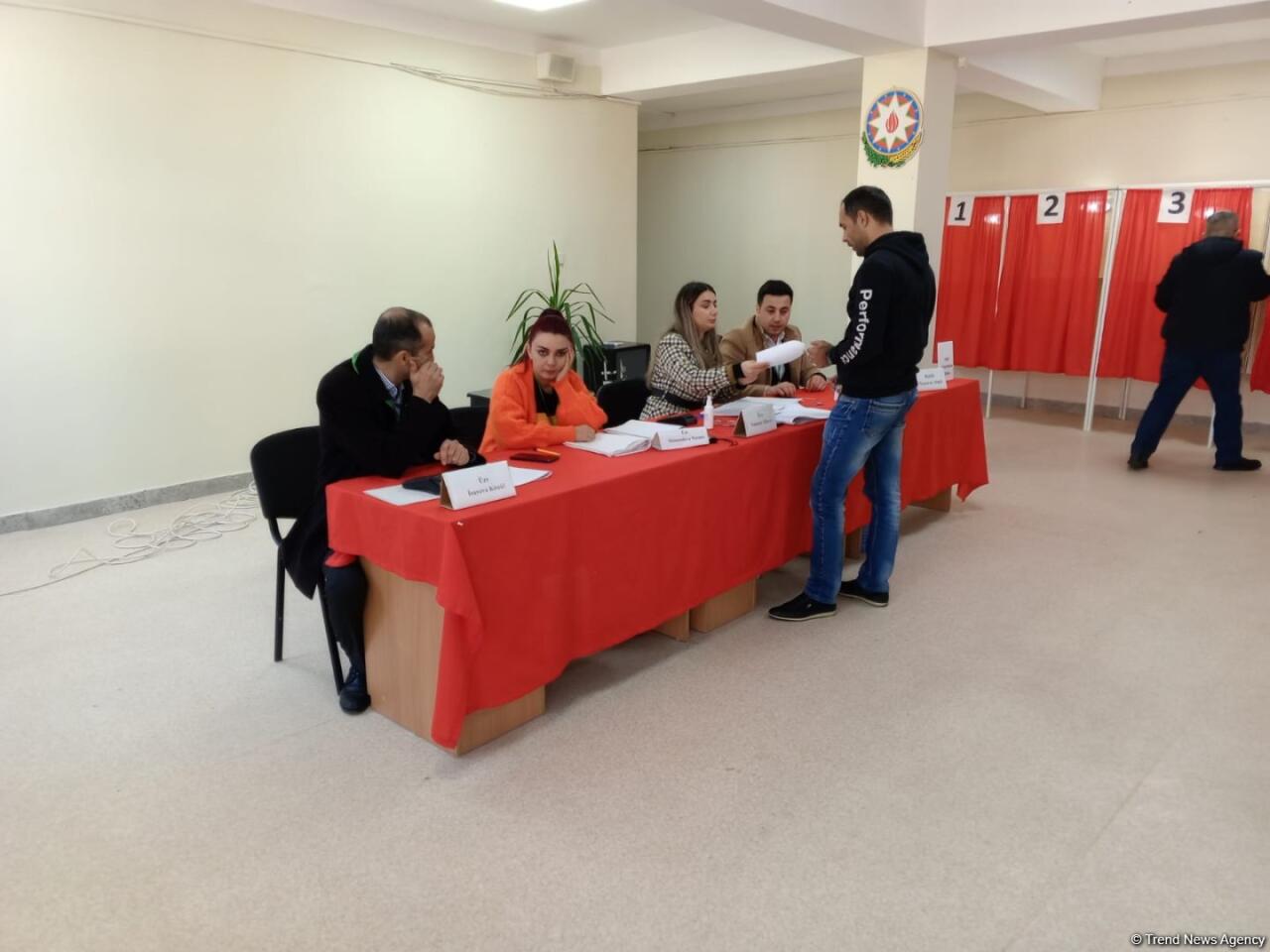 Избиратели ряда районов Баку активно голосуют на президентских выборах