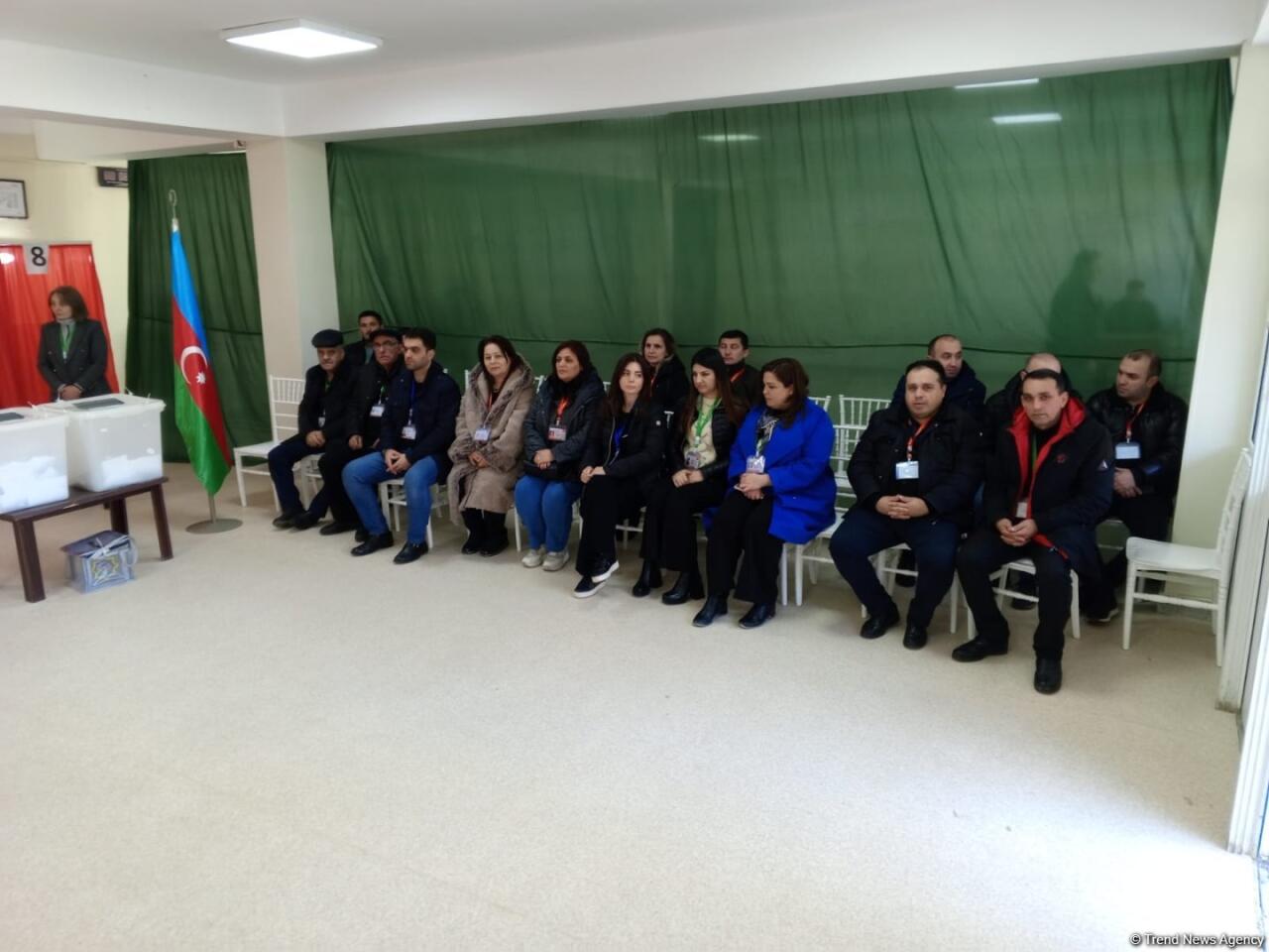 Избиратели ряда районов Баку активно голосуют на президентских выборах