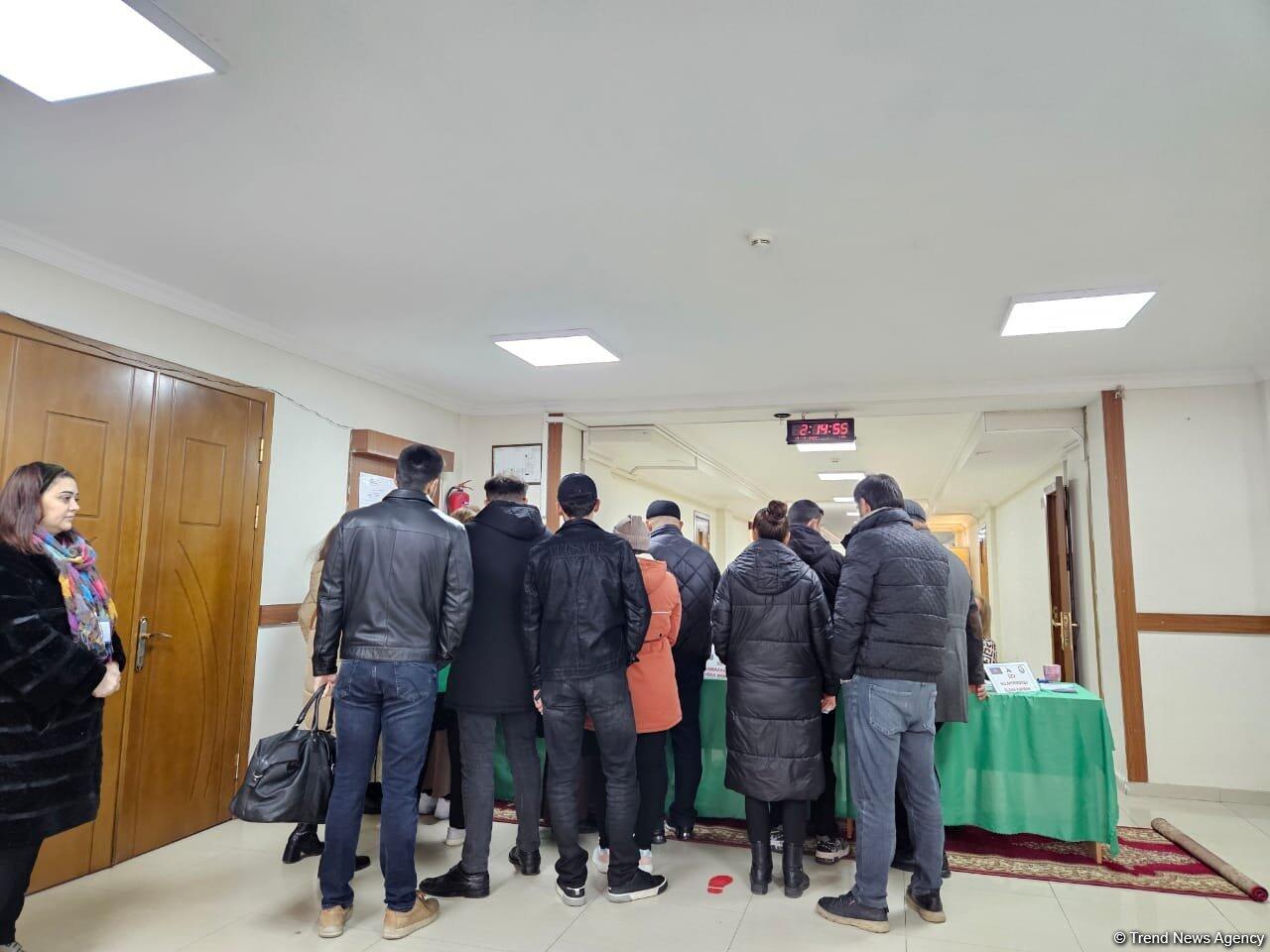 В Хатаинском районе Баку активно проходит голосование на президентских выборах