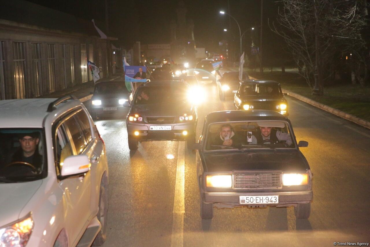 В Хачмазе проходит праздничное шествие автомобилей