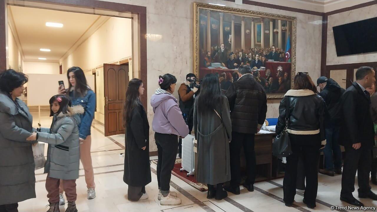 Жители Ясамальского района Баку активно голосуют на президентских выборах в Азербайджане