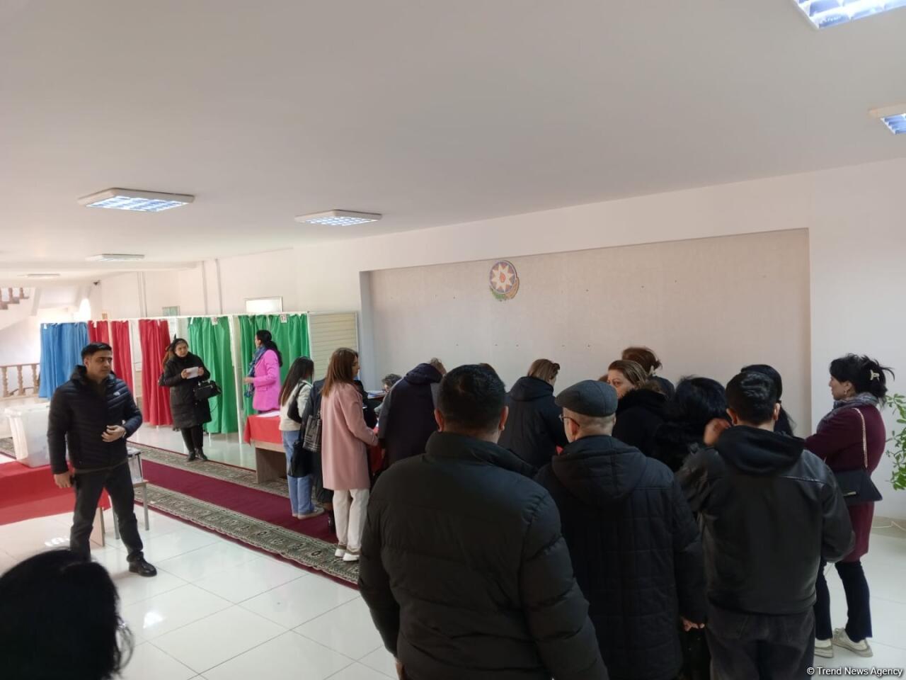 Избиратели Ясамальского района Баку продолжают активно голосовать на президентских выборах