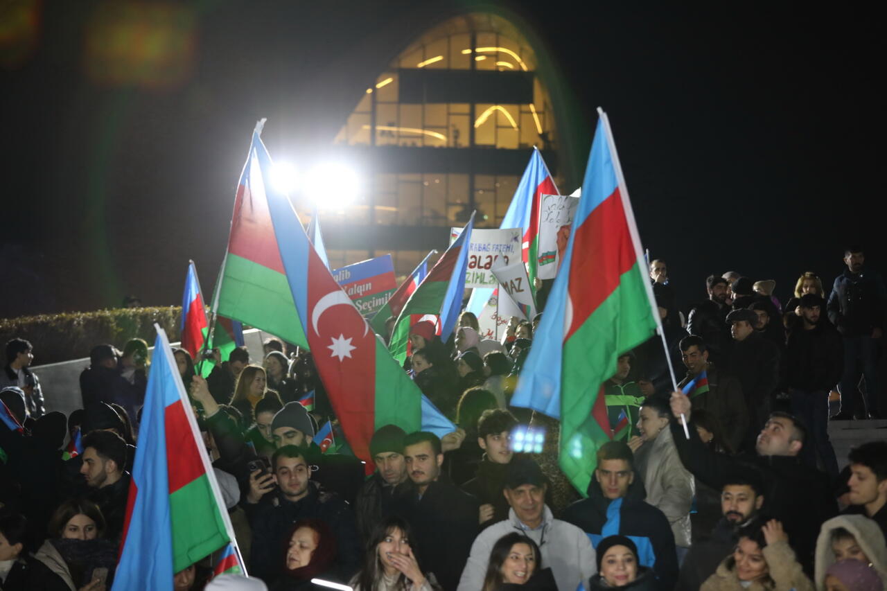 Бакинцы пришли в парк Центра Гейдара Алиева, чтобы разделить радость в связи с итогами президентских выборов