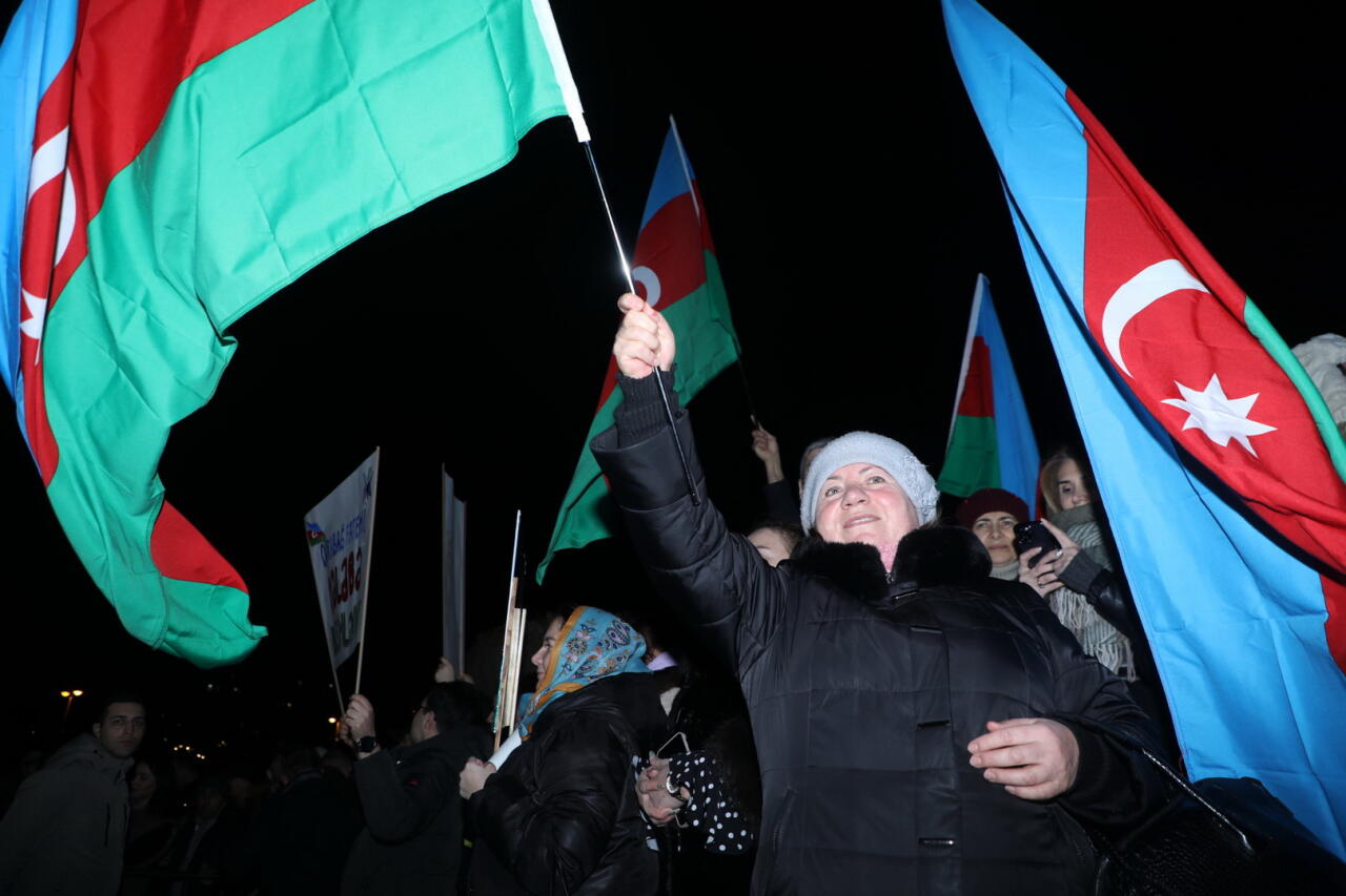 Бакинцы пришли в парк Центра Гейдара Алиева, чтобы разделить радость в связи с итогами президентских выборов