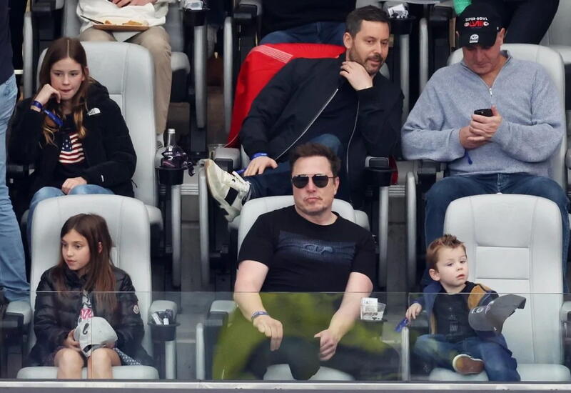 Илон Маск появился на "Супербоуле" вместе с сыном