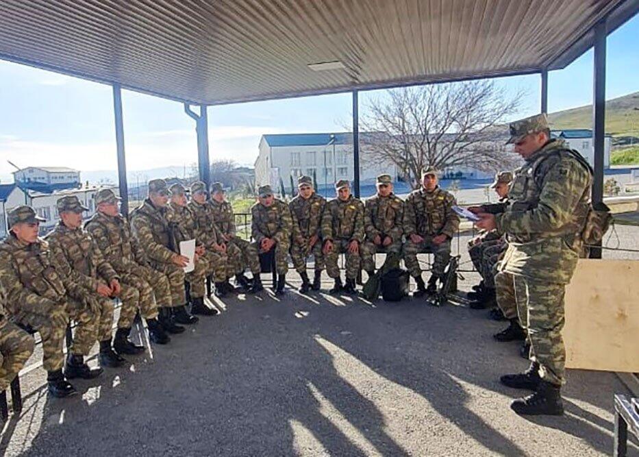 Азербайджанская армия проводит занятия по общественно-политической подготовке