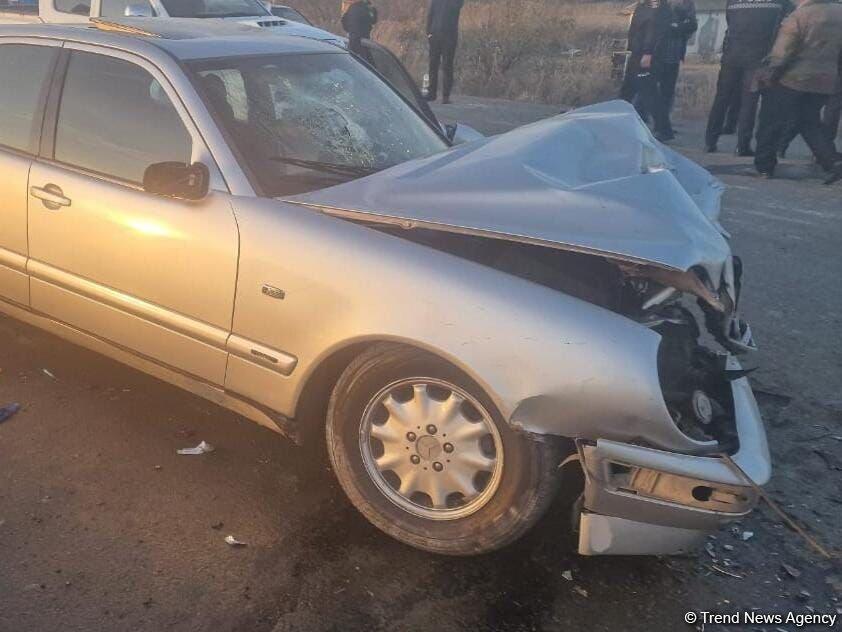 Yevlaxda iki "Mercedes" toqquşdu - 7 yaralı