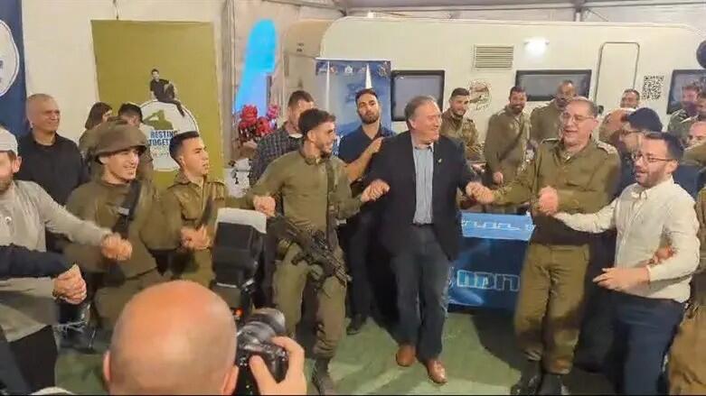 Бывший госсекретарь США танцует с израильскими солдатами