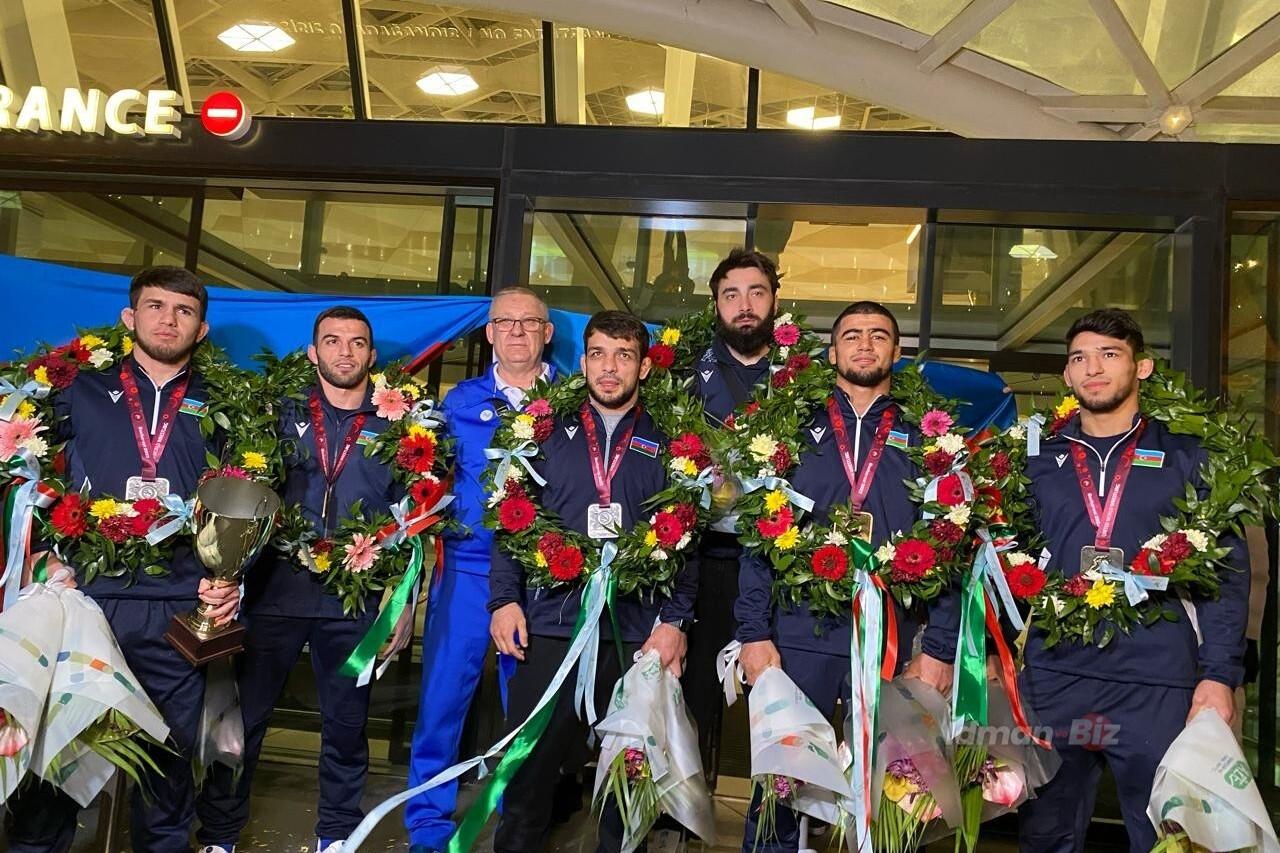 Азербайджанcкие борцы, установившие рекорд на чемпионате Европы, вернулись на родину