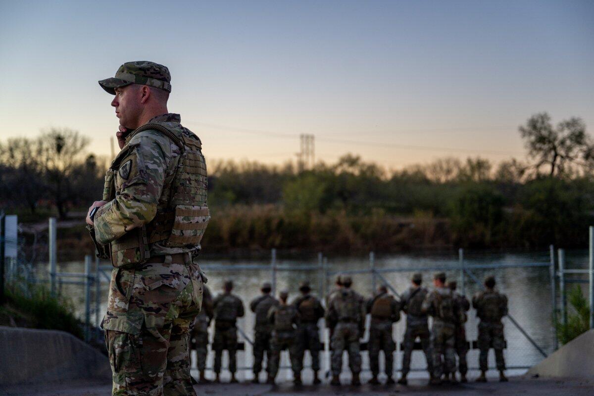 Техас строит военный лагерь для защиты границы