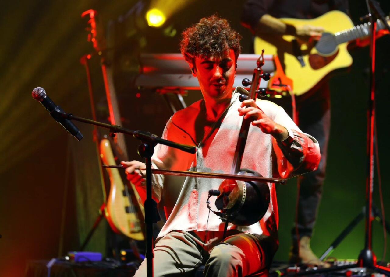 Израильский музыкант на азербайджанской кяманче